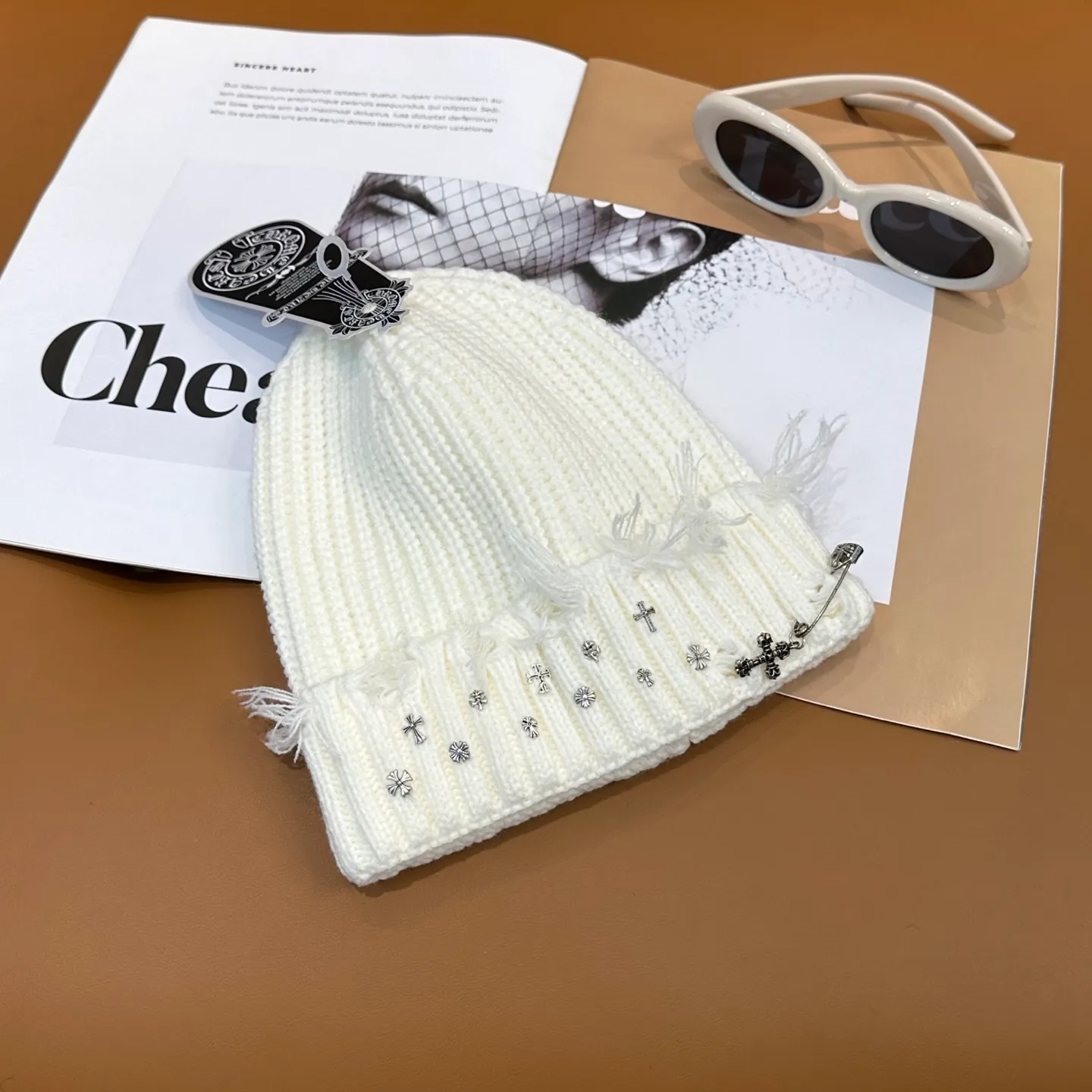 P70 🤍Chrome hearts new autumn and winter cross knitted hat🧶 One of the must-have hats in autumn and winter~ It really looks good on whoever wears it~, it is also a perfect match in black and white and gray in autumn~